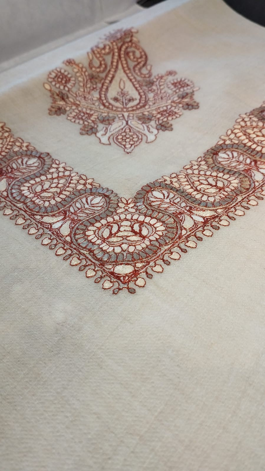 Close view of the Chinar Qalam Kaari Pashmina corner, rust and khaki hand-drawn sozni