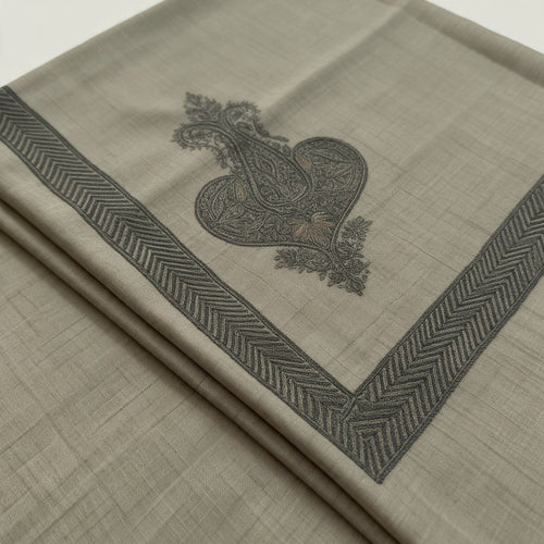 Fahm Kashmiri pashmina ghutra with charcoal grey corner motif and broad chevron sozni band