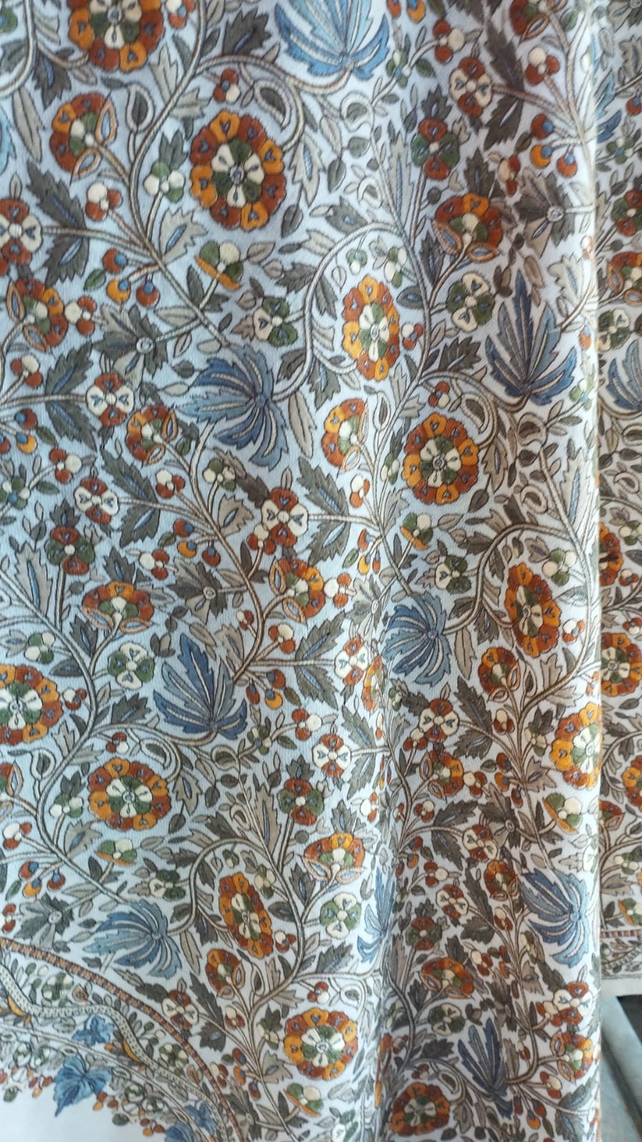 Rawda shawl close-up, ivory with flowering vines
